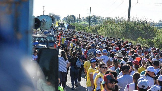 Peregrinos. Recorren los 90 kilómetros de distancia entre Hasenkamp y Paraná. Peregrinos. Recorren los 90 kilómetros de distancia entre Hasenkamp y Paraná.