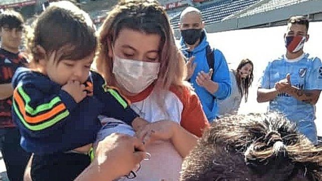 Jonathan Retamar le propuso casamiento a Daiana Beber en el Monumental.