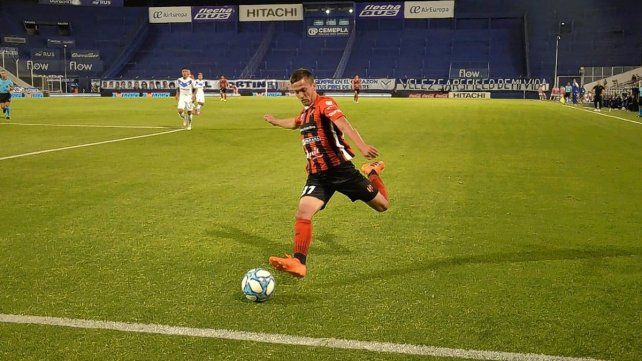 Faustino Dettler en acción frente a Vélez, en el José Amalfitani.