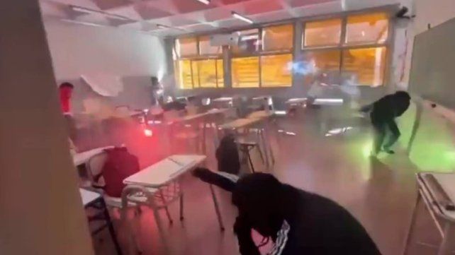 Catamarca: un grupo de alumnos se filmó en una "guerra" de bengalas en una escuela Catamarca: un grupo de alumnos se filmó en una "guerra" de bengalas en una escuela