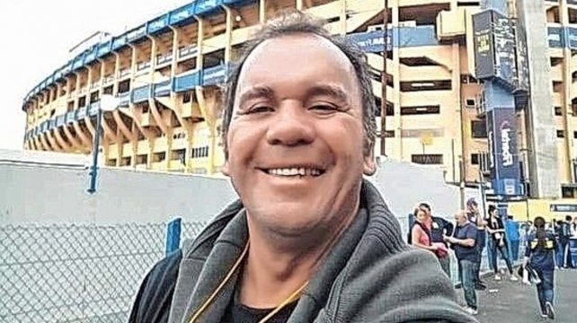 El Chacho en la puerta de La Bombonera, el estadio de Boca. El club de cual fue fanático.
