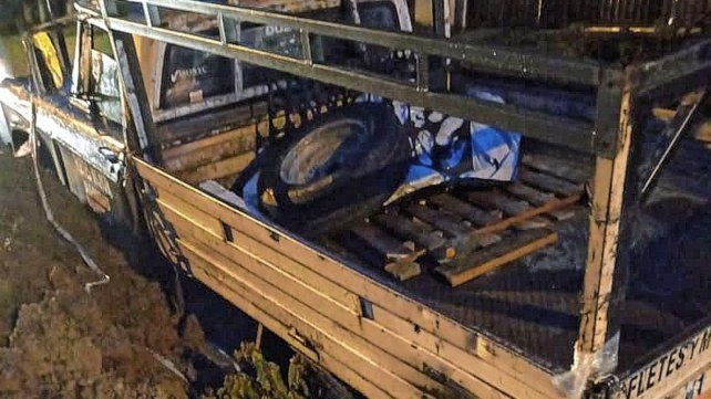 Ocurrió en la madrugada de este jueves en calle Francia y Las Magnolias de Paraná. El conductor no alcanzó a realizar una maniobra para esquivar el pozo