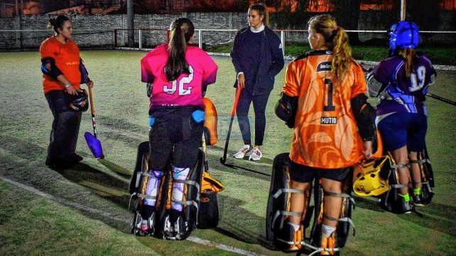 Las chicas hablaron sobre cuestiones técnicas con Florencia Mutio. Las chicas hablaron sobre cuestiones técnicas con Florencia Mutio.
