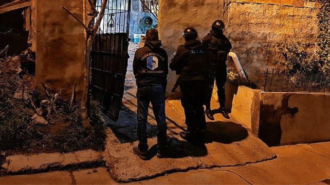 La Policía realizó dos allanamientos en Barrio Anacleto Medina.