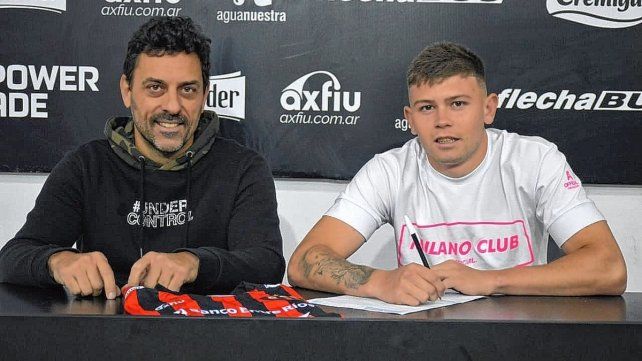 Benjamín Bravo firmó su primer contrato profesional junto a Dante Molina, presidente de Patronato. Benjamín Bravo firmó su primer contrato profesional junto a Dante Molina, presidente de Patronato.