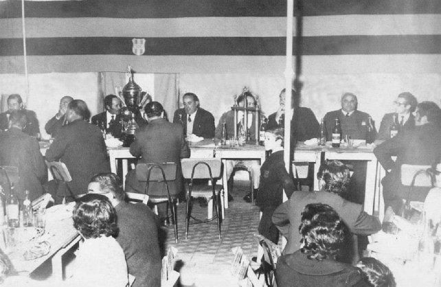 Almuerzo en el interior del club. Almuerzo en el interior del club.