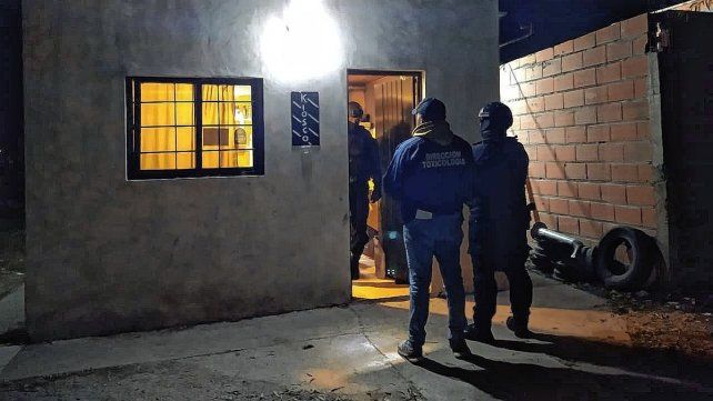 El personal policial, realizó dos allanamientos en María Grande y logró el secuestro de dinero, un arma y droga preparada para su venta
