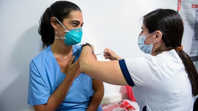 La vacuna contra el coronavirus se comenz&oacute; a aplicar en primer t&eacute;rmino al personal de Salud.