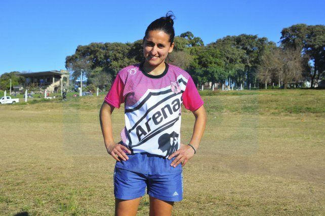 Entre caballeros. Caro Benke (Arenas FC), está ternada junto a Walter Torres (Paraná) y Gustavo Vergara (Sportivo).