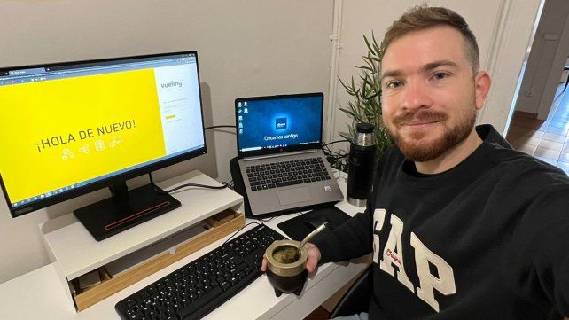 Carlos Matías Secchi trabaja en una línea low cost en Barcelona, España.