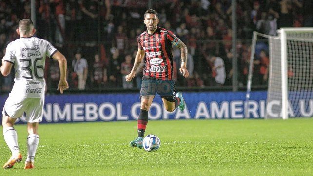 Sergio Ojeda en acción luciendo la camiseta de Patronato por Copa Libertadores Sergio Ojeda en acción luciendo la camiseta de Patronato por Copa Libertadores