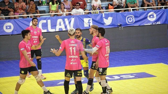 Los jugadores de Gross Paracao festejan uno de los puntos.