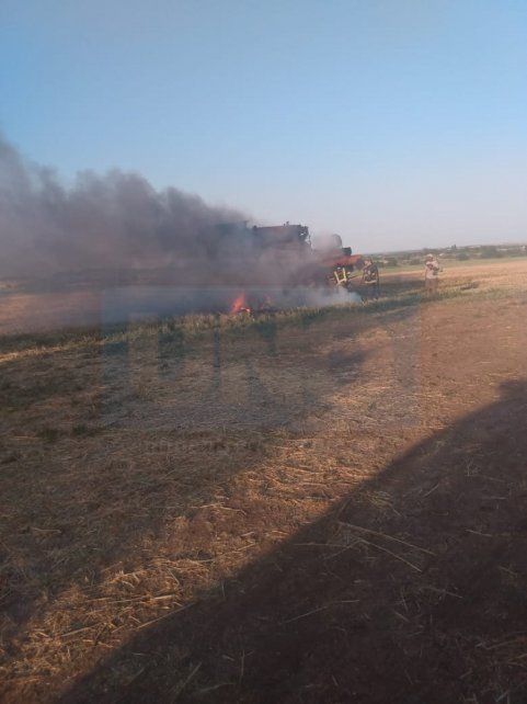La trilladora que se prendió fuego en el campo de San Benito. 