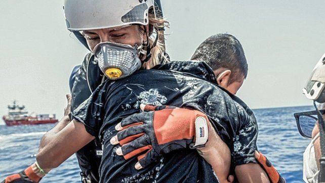 Las equipos de rescate de Italia ayudaron a los migrantes a salir del agua del mar Mediterráneo