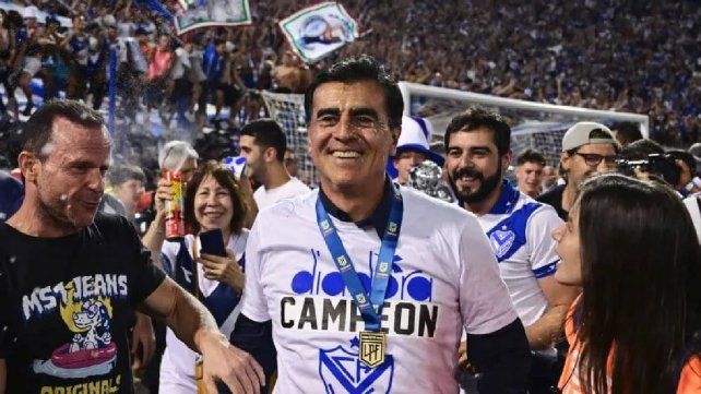 Tras coronarse campeón con Vélez Gustavo Quinteros emigró a Brasil. Tras coronarse campeón con Vélez Gustavo Quinteros emigró a Brasil.