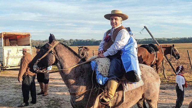 Hernán Rondán Grasso, el músico y docente que emprendió la misión de que cada escuela rural tenga su bandera Hernán Rondán Grasso, el músico y docente que emprendió la misión de que cada escuela rural tenga su bandera