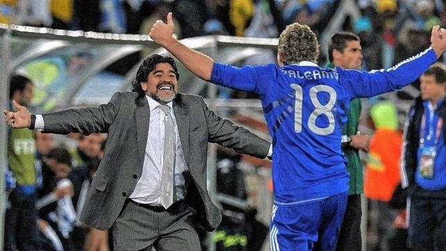 Martín Palermo festajando con Diego Armando Maradona el gol en el mundial 2010, contra Grecia.