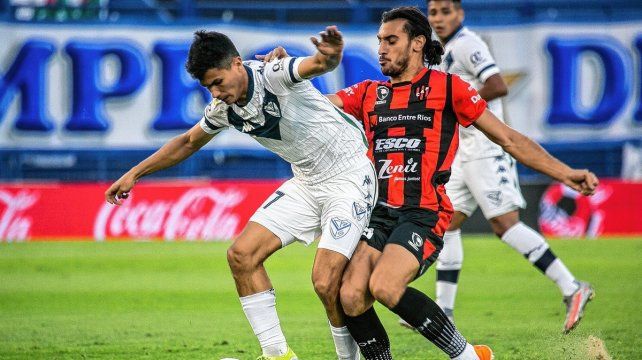 El delantero de Patronato Sosa Sánchez incomodó a Vélez en la salida.