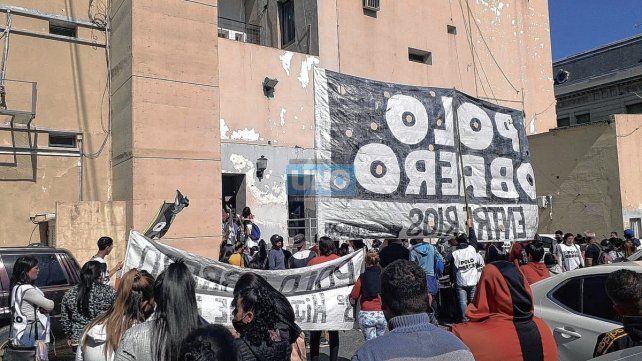 Polo Obrero en manifestación frente a la Municipalidad de Paraná.