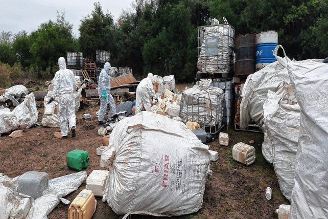 Entre Ríos y Santa Fe fortalecen la lucha contra el tránsito ilegal de envases vacíos de fitosanitarios. Entre Ríos y Santa Fe fortalecen la lucha contra el tránsito ilegal de envases vacíos de fitosanitarios.