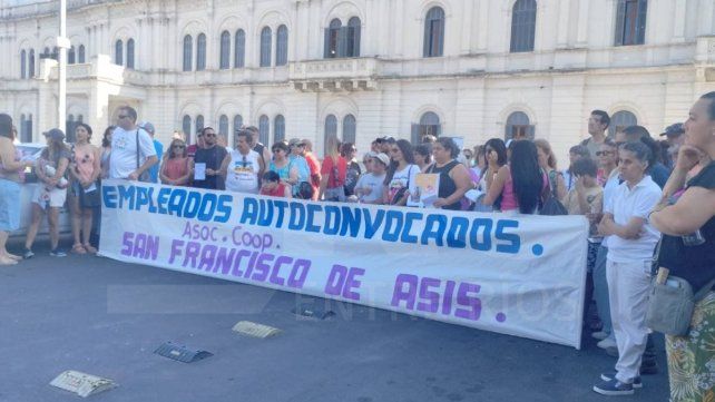 Trabajadores de la cooperadora San Francisco de Asís se movilizaron a Casa de Gobierno Trabajadores de la cooperadora San Francisco de Asís se movilizaron a Casa de Gobierno