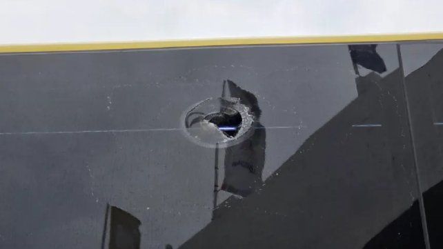 Corridas, represión y ataque de hinchas de la U de Chile al micro de Lanús. Corridas, represión y ataque de hinchas de la U de Chile al micro de Lanús.