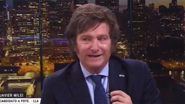 El candidato de La Libertad Avanza, Javier Milei, se molestó cuando estaba en medio de una nota con Esteban Trebucq en el estudio de A24 El candidato de La Libertad Avanza, Javier Milei, se molestó cuando estaba en medio de una nota con Esteban Trebucq en el estudio de A24