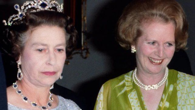 La reina Isabel II junto a Margaret Thatcher, primera ministra durante la guerra de Malvinas.
