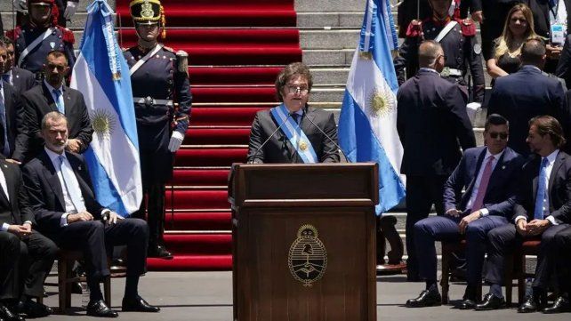 La asución de Javier Milei de espaldas al Congreso de la Nación La asución de Javier Milei de espaldas al Congreso de la Nación