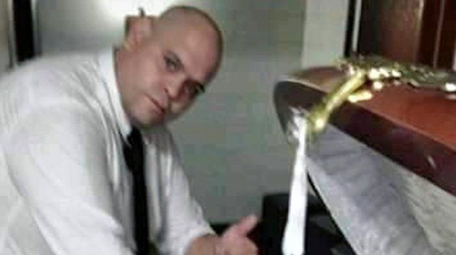 Un empleado de la funeraria se sacó una selfie junto al cajón de Diego Maradona. 