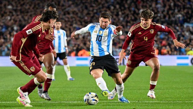 Lionel Messi entre tres defensores de Venezuela. Lionel Messi entre tres defensores de Venezuela.