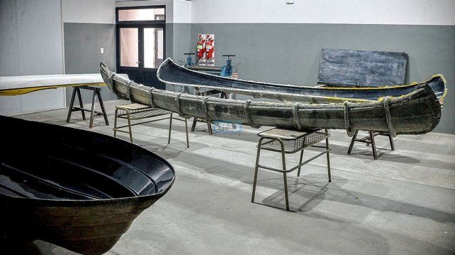 Las piraguas son algunas de las embarcaciones, impulsadas a remo, que se construyen en la escuela.