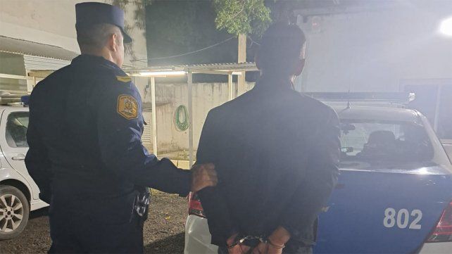 Ocurrió en Paraná. La madre de un sujeto estaba agraviando al personal y clientes, por eso cerraron las puertas del local. Su hijo intentó abrirla por la fuerza