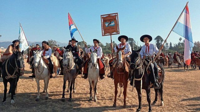 Los jinetes oriundos de Mojones desfilaron para homenajear a Güemes.
