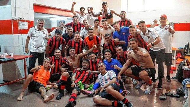 El festejo de los futbolistas de Patronato en el vestuario visitante del estadio de Los Andes. El festejo de los futbolistas de Patronato en el vestuario visitante del estadio de Los Andes.