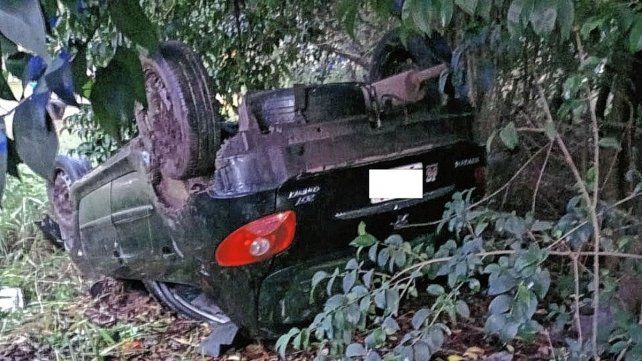 Sucedió en calle Miguel David de Paraná. El conductor indicó que se durmió mientras conducía y provocó el vuelco de su automóvil