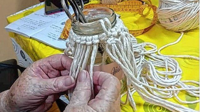 En Eva Taller de Arte y Manualidades se dan cita mujeres de todas las edades para aprender esta antigua técnica
