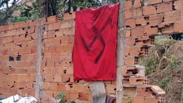 El gobierno de Paraná denunció en la Justicia la aparición de una bandera nazi en la zona del barrio Pancho Ramírez.