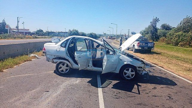 Por el siniestro ocurrió este miércoles en Acceso Norte dos personas fueron hospitalizadas. El tercer ocupante, un menor de edad, no sufrió lesiones.