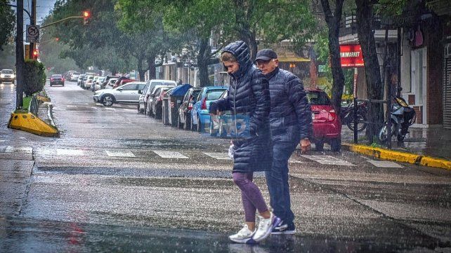 El fuerte temporal dejó el saldo de familias paranaenses anegadas y árboles caídos. El fuerte temporal dejó el saldo de familias paranaenses anegadas y árboles caídos.