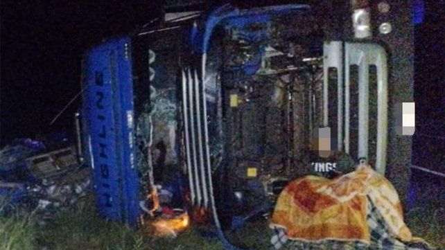 Ruta 127: volcó un camión cargado con botellas de agua Ruta 127: volcó un camión cargado con botellas de agua