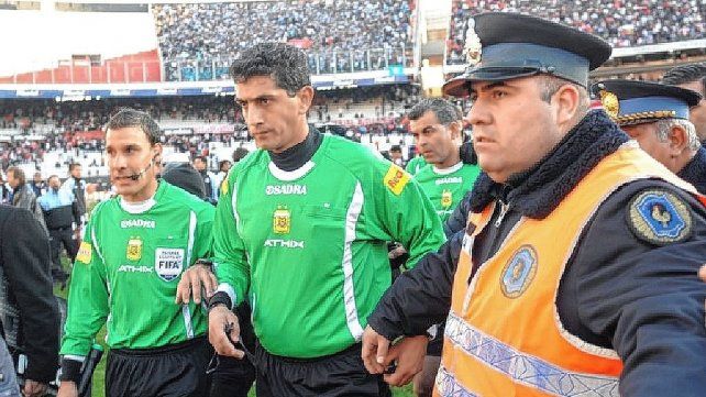 El árbitro Sergio Pezzotta fue amenazado de muerte en el entretiempo por los
