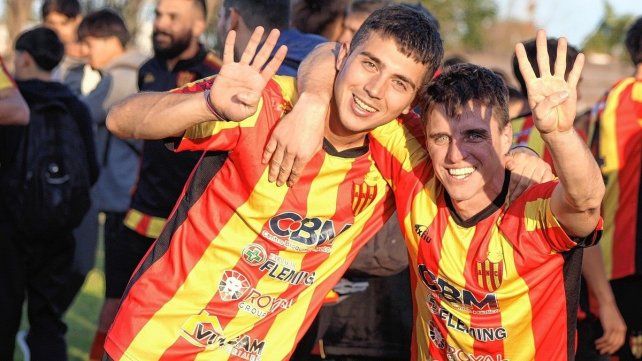 Los jugadores de Atlético Neuquén, felices por el título. Los jugadores de Atlético Neuquén, felices por el título.