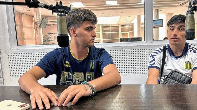 Nicolás Lescano, DT de Paracao, y Tomás Vergara, integrante del plantel Sub 18 de La Bomba, en los estudios de La Red Paraná. Nicolás Lescano, DT de Paracao, y Tomás Vergara, integrante del plantel Sub 18 de La Bomba, en los estudios de La Red Paraná.