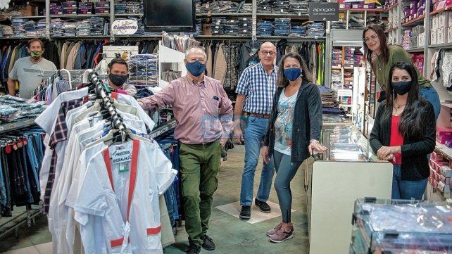 Empleados de comercio de Tienda El Mago celebran su día.