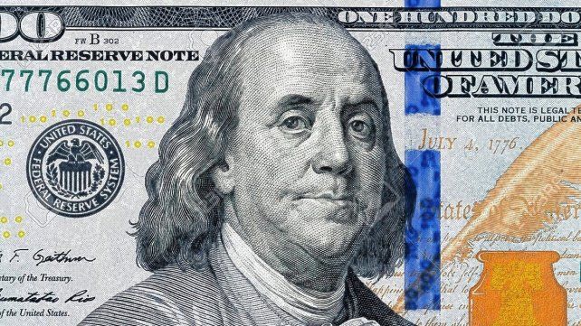 El mercado del dólar ilegal o dólar blue es pequeñísimo, sin embargo marca el termómetro político y económico