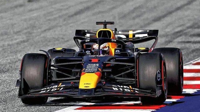 Max Verstappen larga adelante en Austria. Max Verstappen larga adelante en Austria.