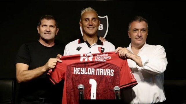 Keylor Navas posa con la camiseta de la Lepra. Keylor Navas posa con la camiseta de la Lepra.