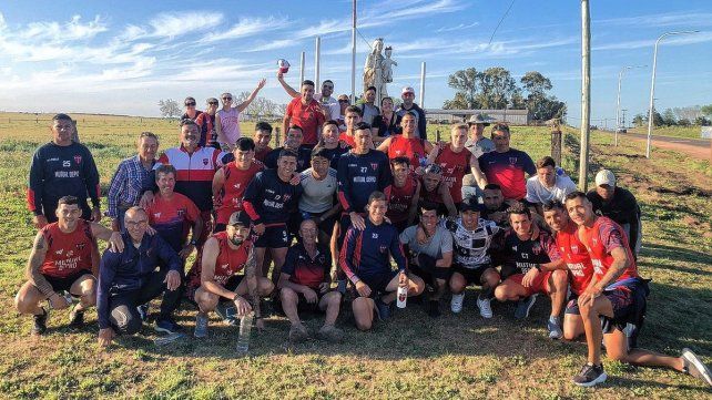 Tras alcanzar la meta el plantel del Depro cumplió con su promesa. Tras alcanzar la meta el plantel del Depro cumplió con su promesa.