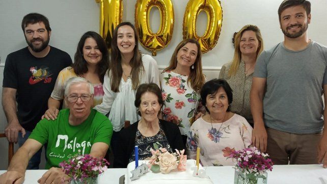 Una escena del festejo de los 100 años, en familia.
